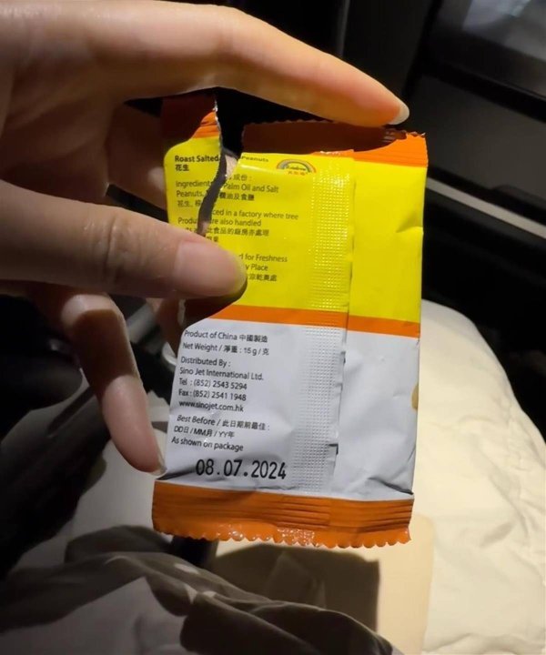 创通网 国泰航空竟给乘客提供过期10个月的零食，网友：需要有力监管